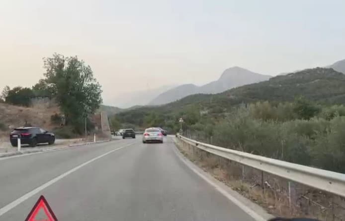 Makinat përplasen ‘kokë më kokë’ në aksin Kuç-Kallarat, një person i plagosur në aksident!