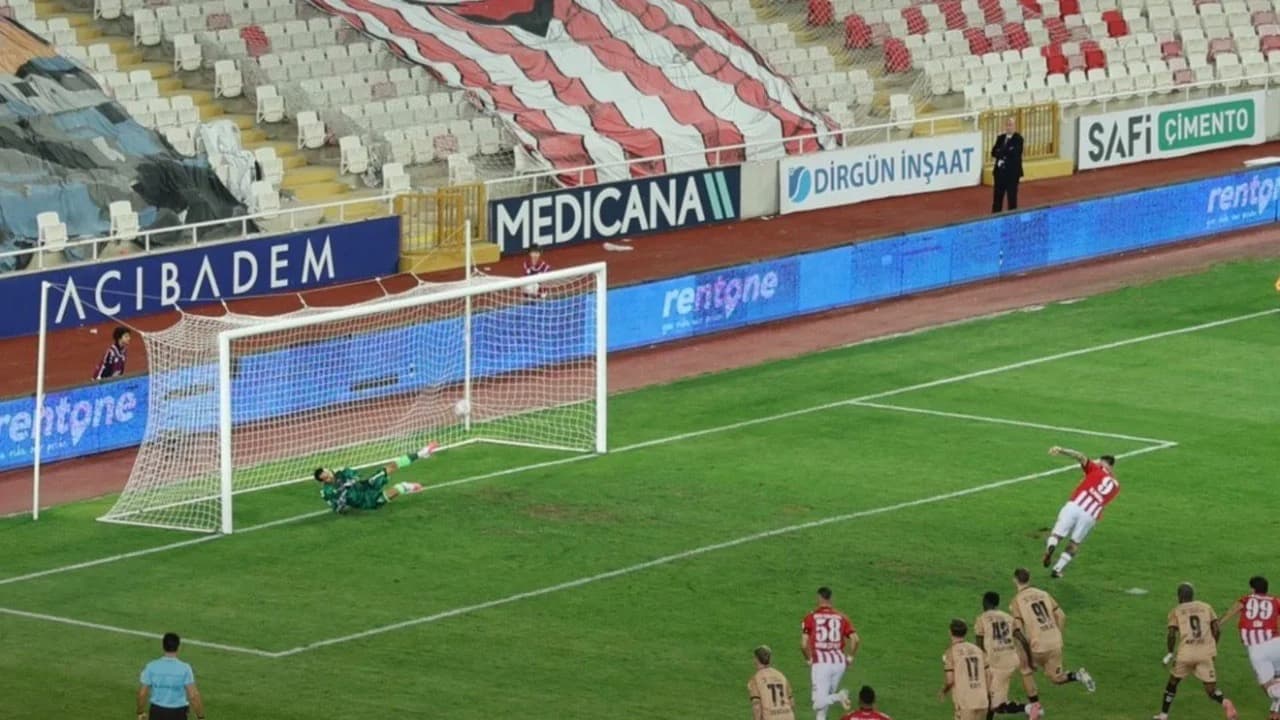 Rey Manaj shpërthen me dopietë, sulmuesi kuqezi i jep skuadrës pikën në barazimin 2-2