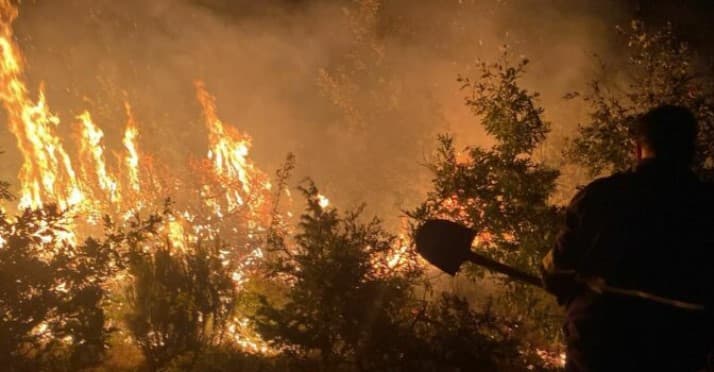 Zjarr i madh edhe në Mat, terreni i vështirë pengon ndërhyrjen nga terreni, dyshohet se është i qëllimshëm!