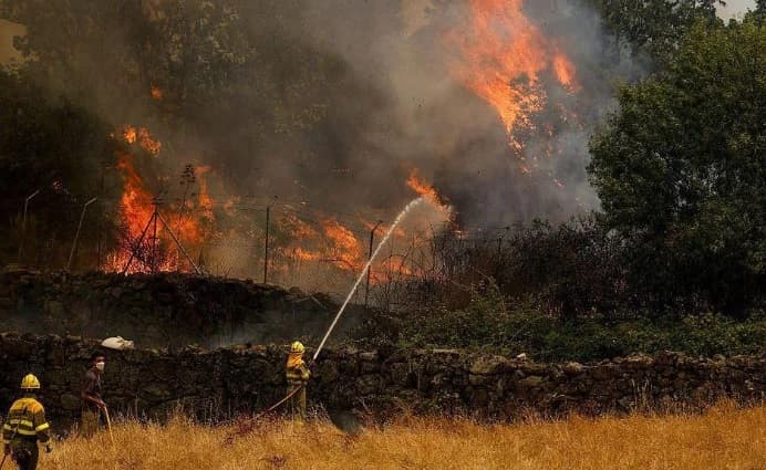 Nga Dibra në Gjirokastër, Shqipëria në luftë me flakët! Ministria e Mbrojtjes: 8 vatra ende aktive, nuk ka rrezik për banorët! Zonat problematike