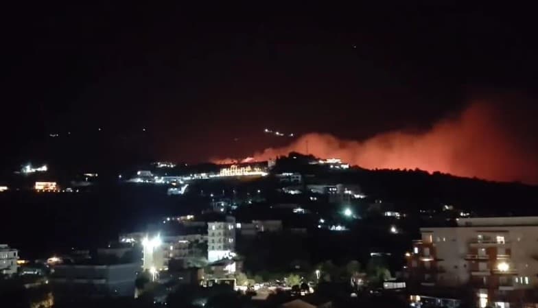 Dyshohen si piromanë për zjarrin katastrofik që përfshiu Himarën, pas çobanit Policia shoqëron edhe 2 persona të tjerë! Njëri mbahet në paraburgim