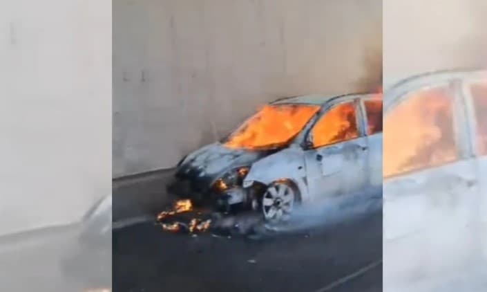 FOTO/ Makina “Ford” shkrumbohet nga flakët në tunelin Elbasan-Tiranë!