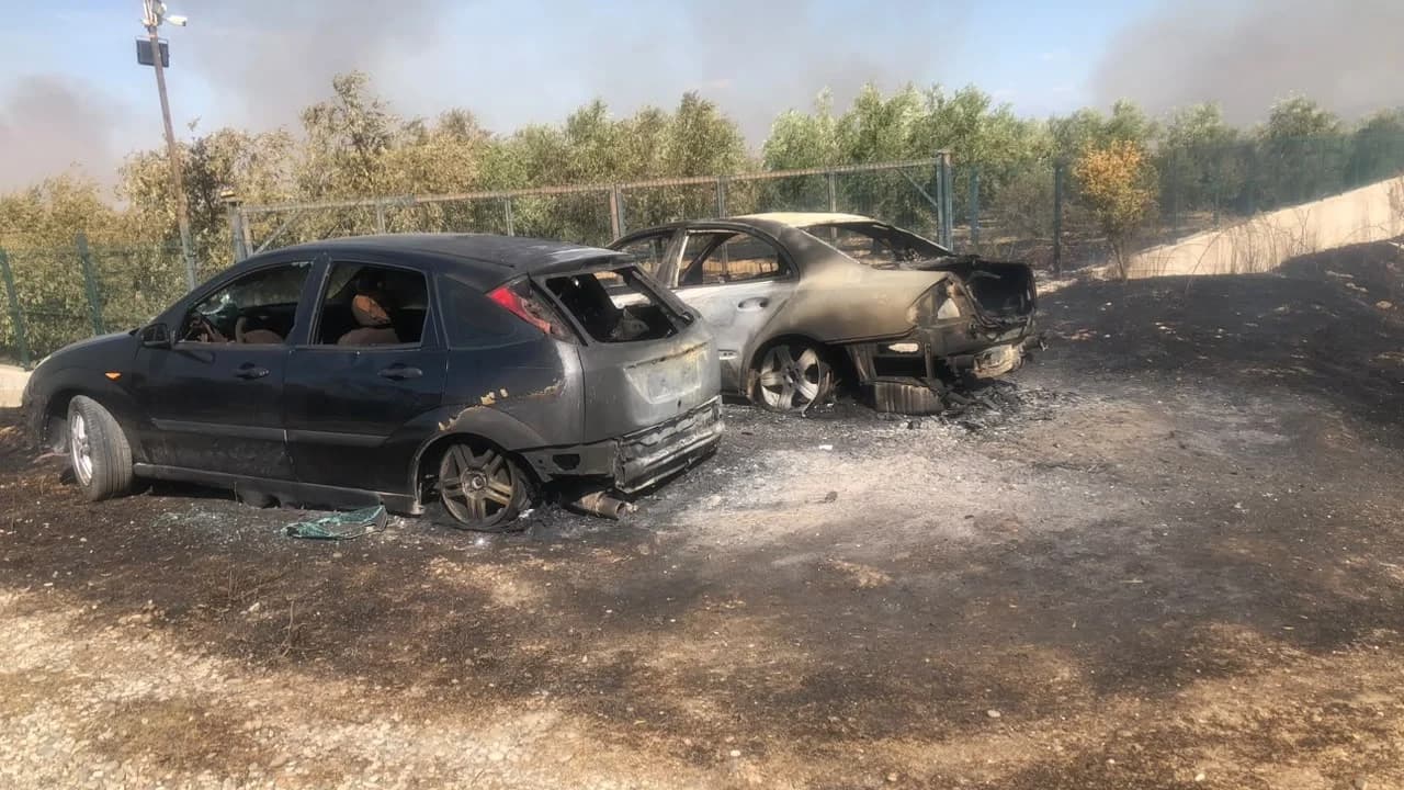 Zjarri në Levan/ Flakët përfshijnë makinat e dy policëve që u shkuan në ndihmë banorëve