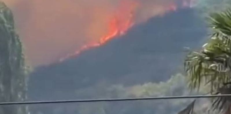 Zjarr i përmasave të mëdha në kodrat e Shkodrës, flakët përhapen me shpejtësi, ndërhyrje me helikopter për mbrojtjen e banesave