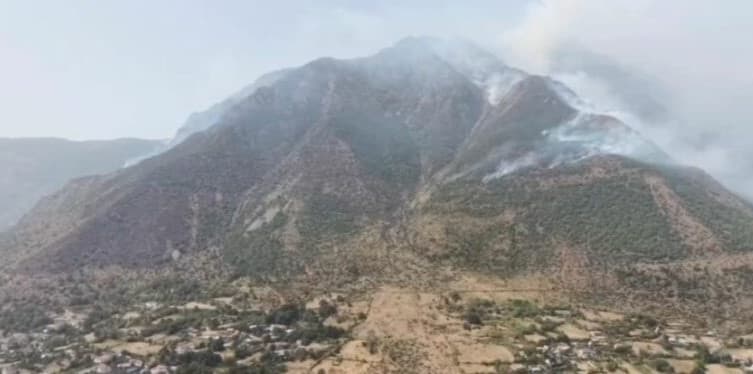 Situatë kritike në Vajkal të Bulqizës, zjarri del jashtë kontrollit! Flakët u afrohen shtëpive, banorët: Të ndërhyhet nga ajri, po mbytemi nga tymi!