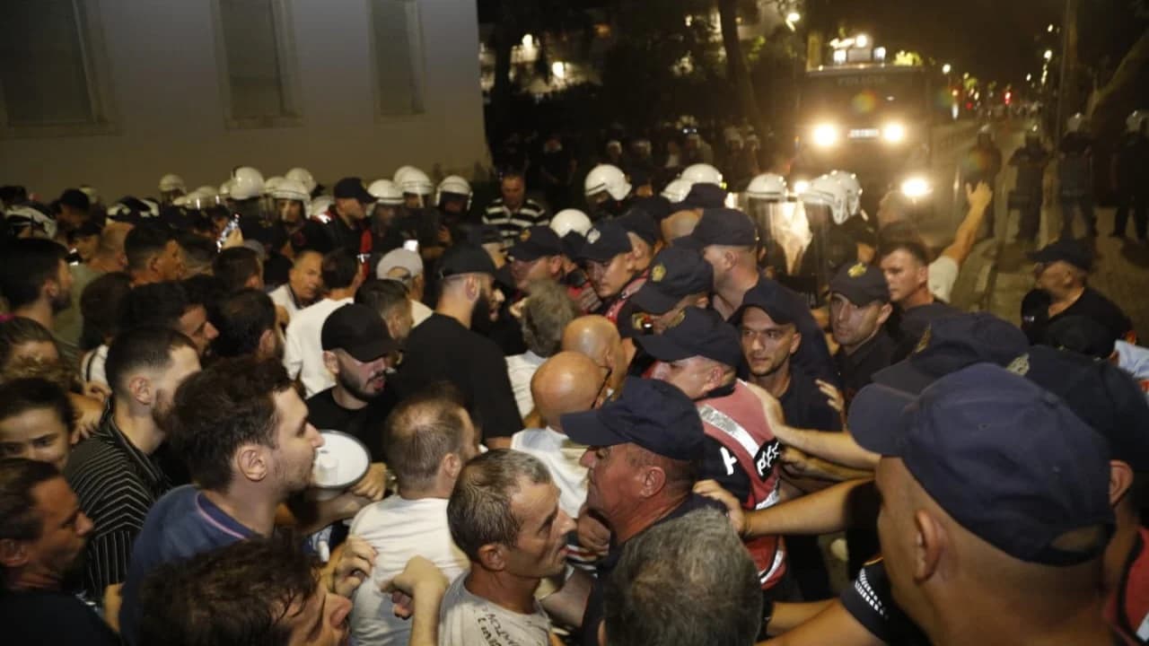 Ndodh edhe kjo! Prokuroria kërkon lirimin e 14 protestuesve që Policia i shoqëroi për shkelje ligji!
