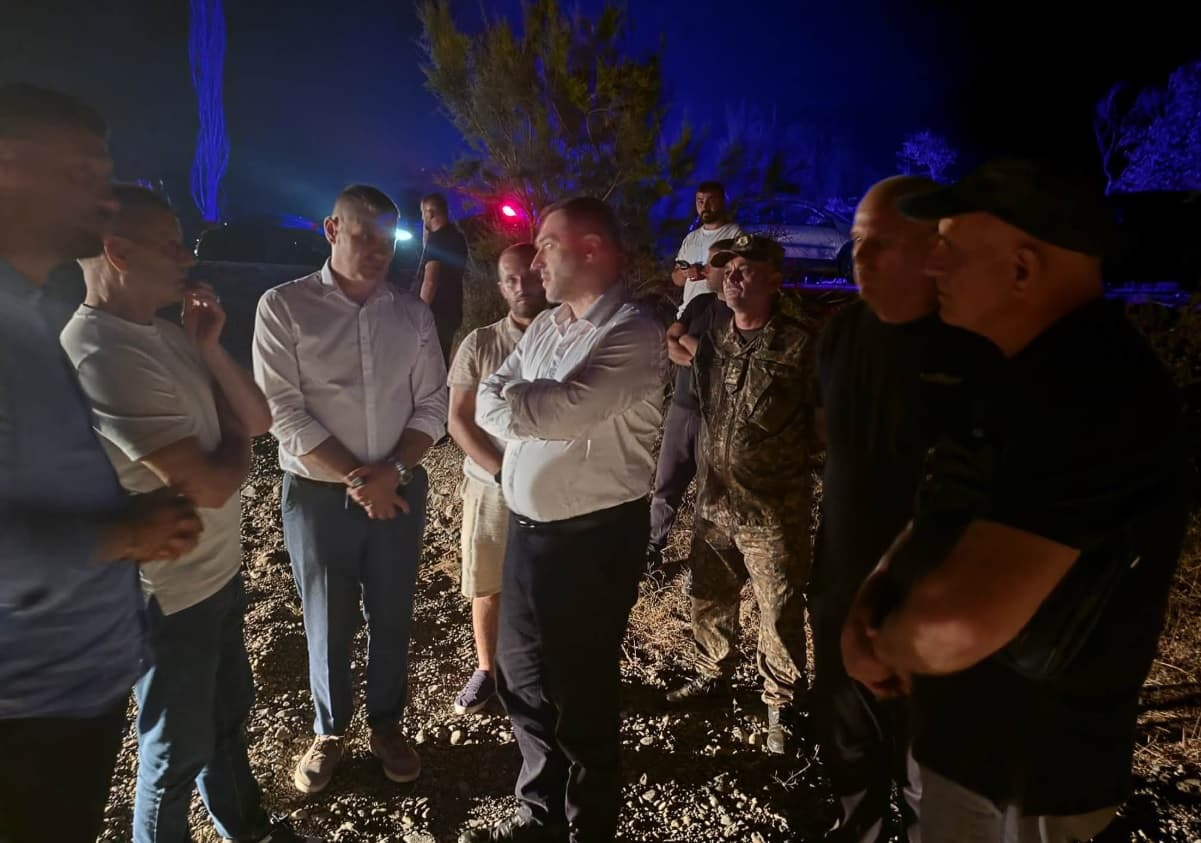 Zjarret në Ungrej, Nufi: Rreziku për banesat është shmangur, vijon operacioni i Forcave të Armatosura