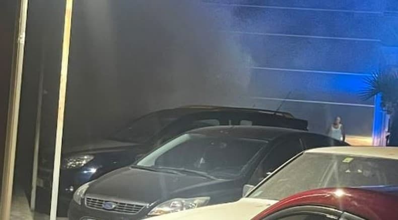 Makina përfshihet nga flakët në qendër të Fierit, nuk ka të lënduar! Tymi alarmon banorët, dyshimet e para