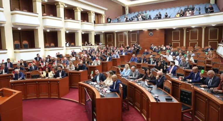 Denoncimet e Ahmetajt nga arratia për trafikun e armëve, Opozita kërkon Komision Hetimor Parlamentar
