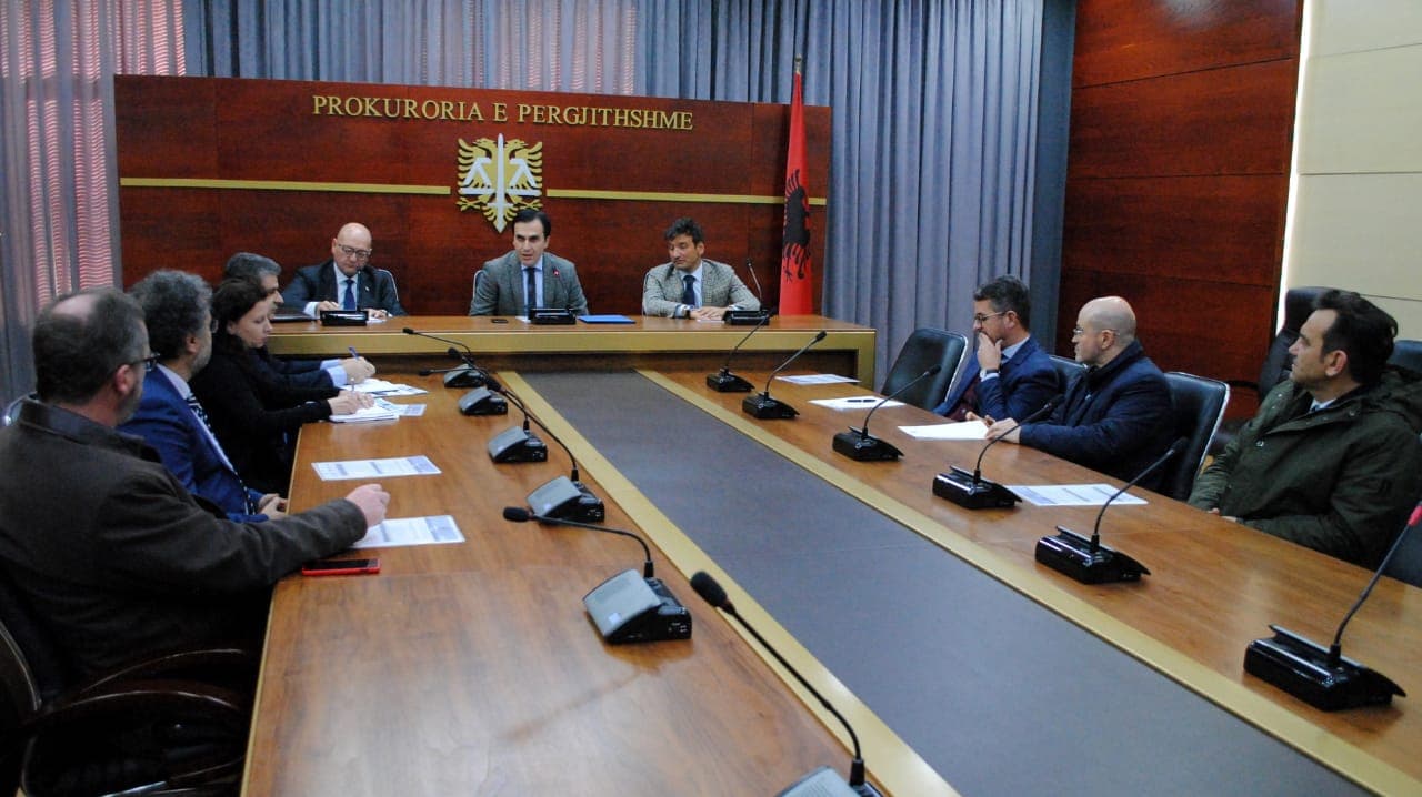 Çështja e pagave/ Prokurorët shqyrtojnë padinë civile, diskutohet edhe kallëzimi penal ndaj Financave! Edhe SPAK dorëzon listpagesat me formulën e re