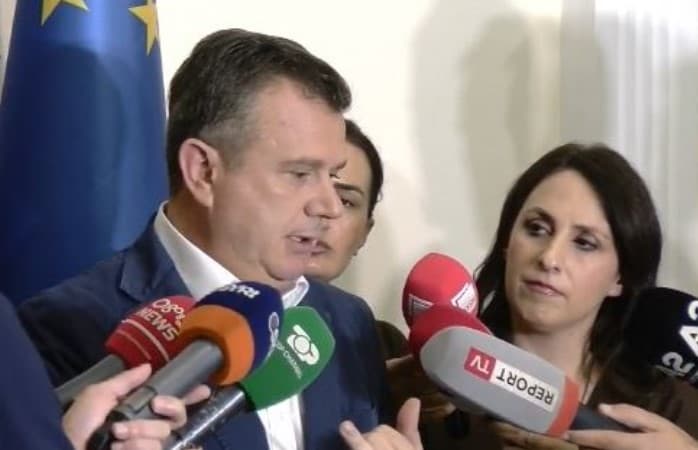 “Do shqyrtohet më 17 shtator në Kuvend!”- Pagat e magjistratëve, Balla ironizon Opozitën: U ‘digjet barku’ për gjyqtarët, por i shajnë me “libër shtëpie”