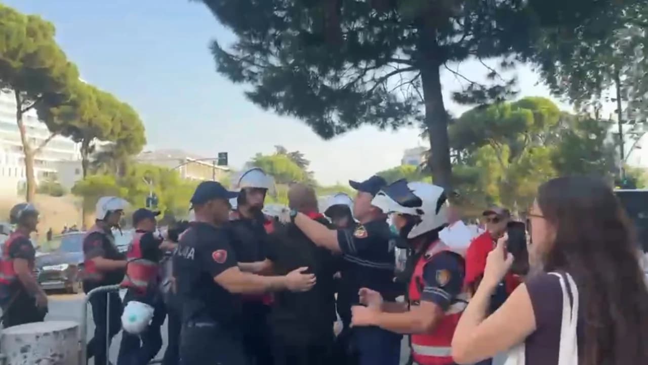 Tensione jashtë Parlamentit, Policia shoqëron disa protestues