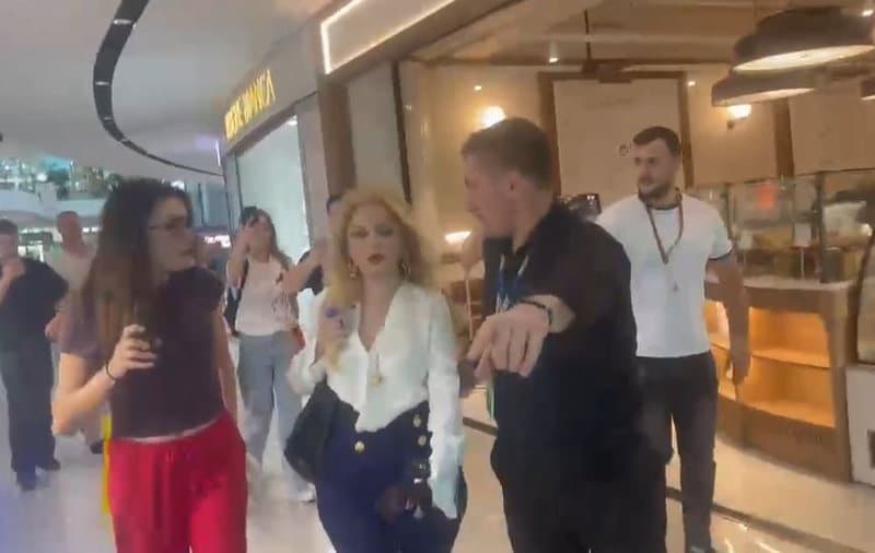 VIDEO / Protesuesit sulmuan deputeten e PS, reagon Koçiu: Kjo është dhunë e mirëfilltë!