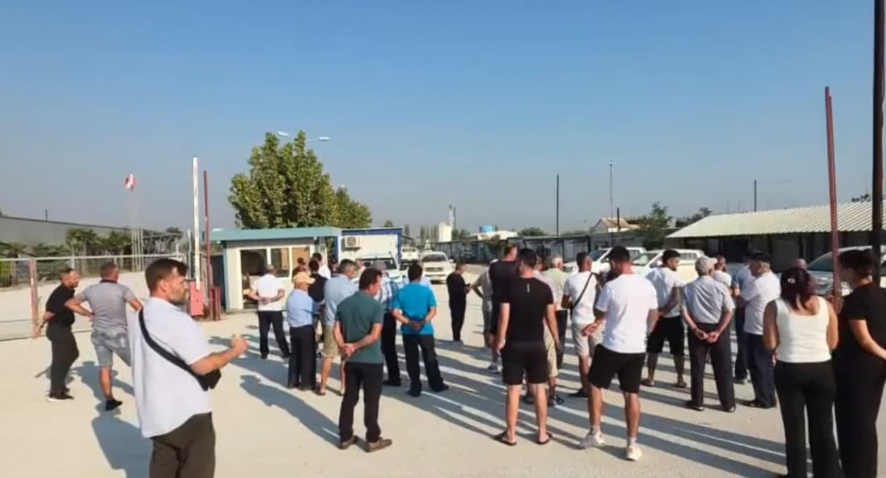 Protestë para Bankers Petroleum, banorët kërkojnë pagesat për tokat: Nëse nuk na dëgjojnë do të bllokojmë puset e naftës! (VIDEO)