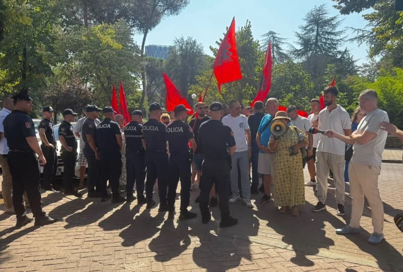 Një grup protestuesish mblidhen te Kryesia e Kuvendit dhe i paraprijnë mbledhjes së Konferencës së Kryetarëve dhe seancës parlamentare