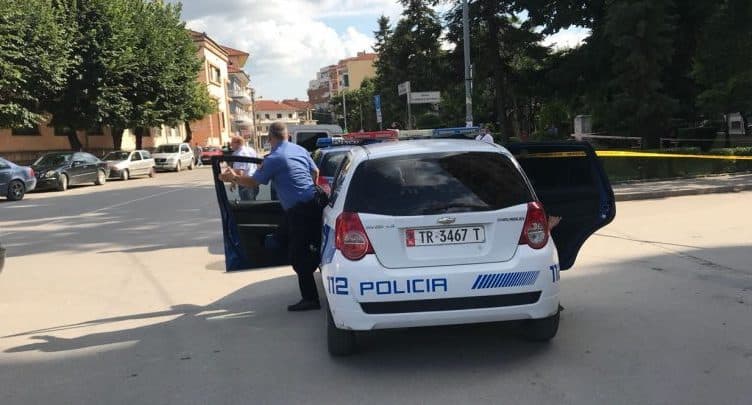 Plaçkitën dy biznese në Korçë, kamerat tradhtojnë “skifterët”! Arrestohet 18-vjeçari, shpallet në kërkim shoku i tij