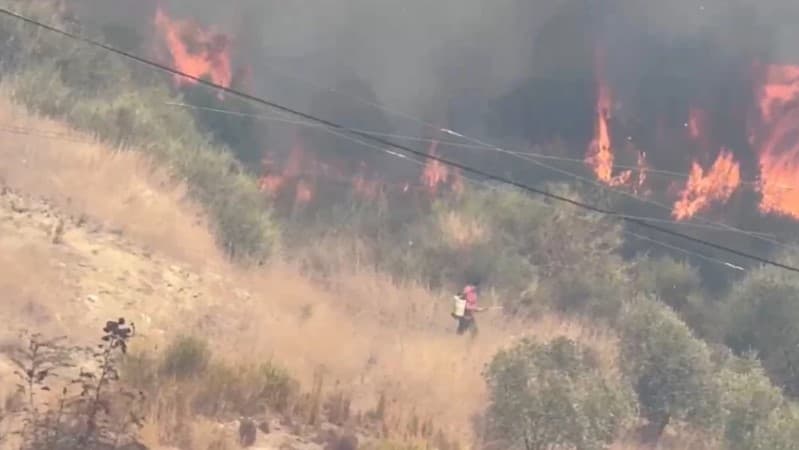Zjarr i fuqishëm në Kavajë, flakët i afrohen banesave, kërkohet ndërhyrja nga ajri!