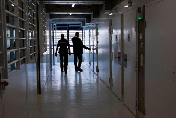 Burgjet nën “përgjim”, 148 punonjës dhe 196 të izoluar të proceduar, kontrolle edhe ndaj familjarëve!