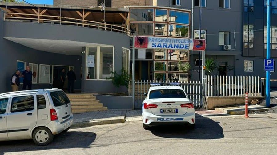 Incident në paraburgimin e Komisariatit të Sarandës, i arrestuari sulmon efektivët! Kishte 2 precedentë penalë, i gjendet edhe pistoletë me mulli