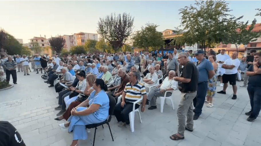 Kryebashkiaku i Patosit në dëgjesë me qytetarët, nuk pranojnë bashkimin me Fierin