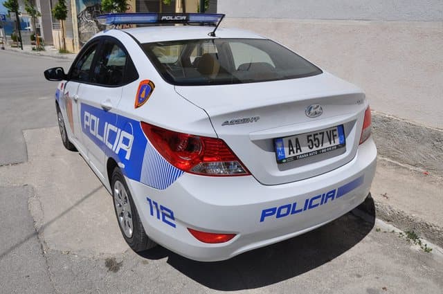 Vidhet makinën në Pogradec, e kishte lënë pronari me çelësat brenda, arrestohet autori
