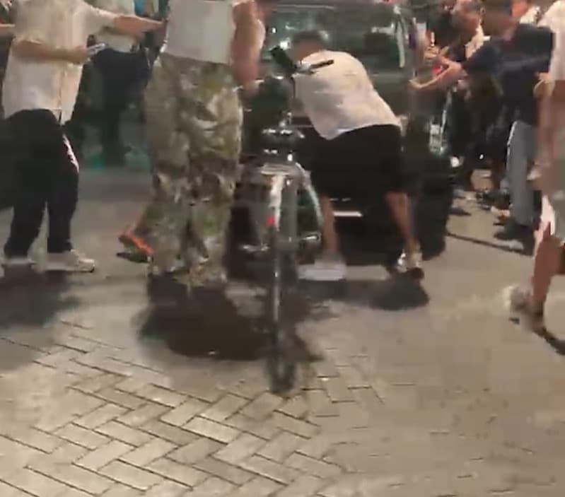 VIDEO/ “Largohu!” Protestuesit rrethojnë dhe godasin makinën e qytetarit pranë Piramidës