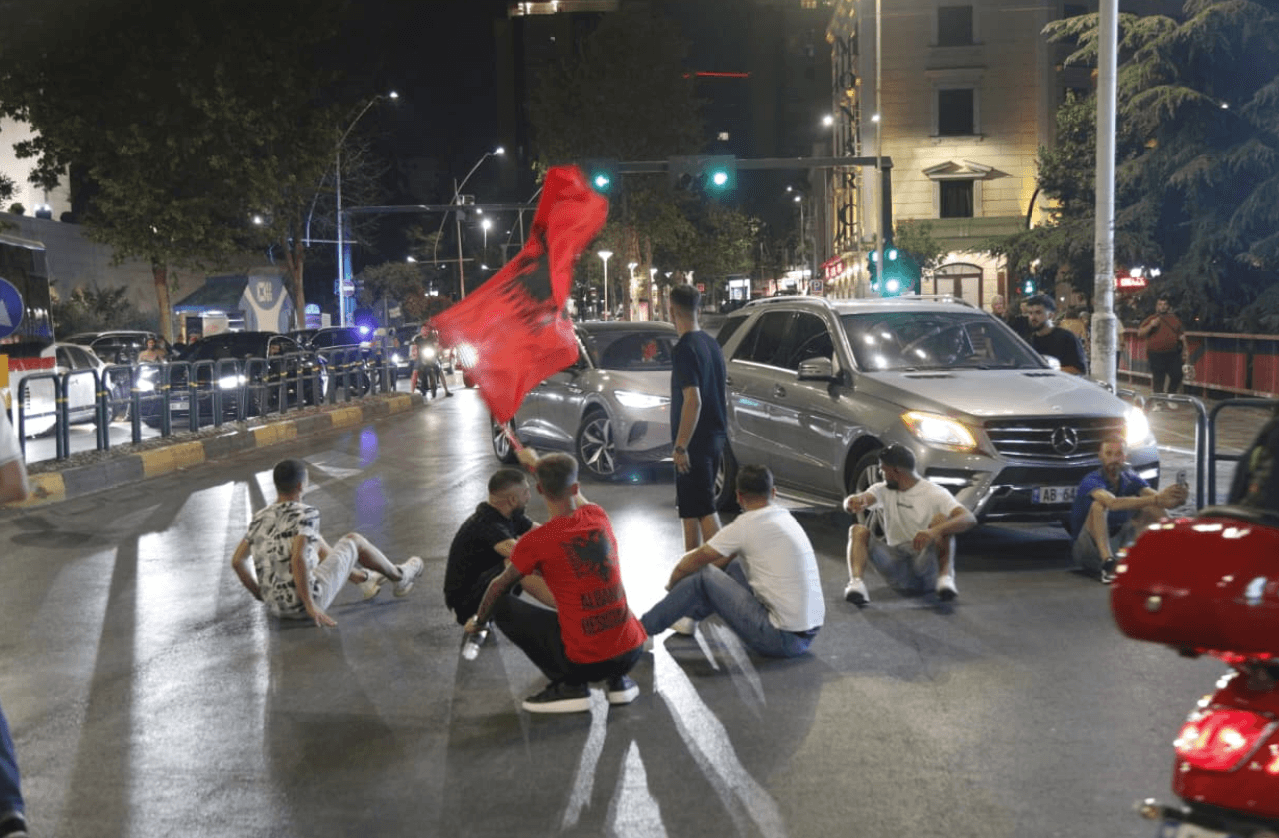 Kaos! Protestuesit bllokojnë “Rrugën e Elbasanit”, rëndohet trafiku