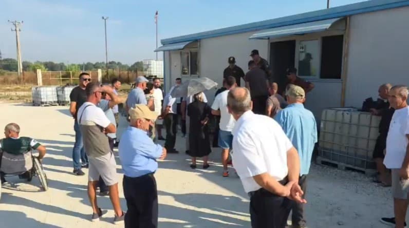 “Është prona ime dhe jo jotja!”- Tensione në protestën te fushën naftëmbajtëse Patos-Marinëz, banorët hyjnë në ambientet e “Bankers Petroleum”