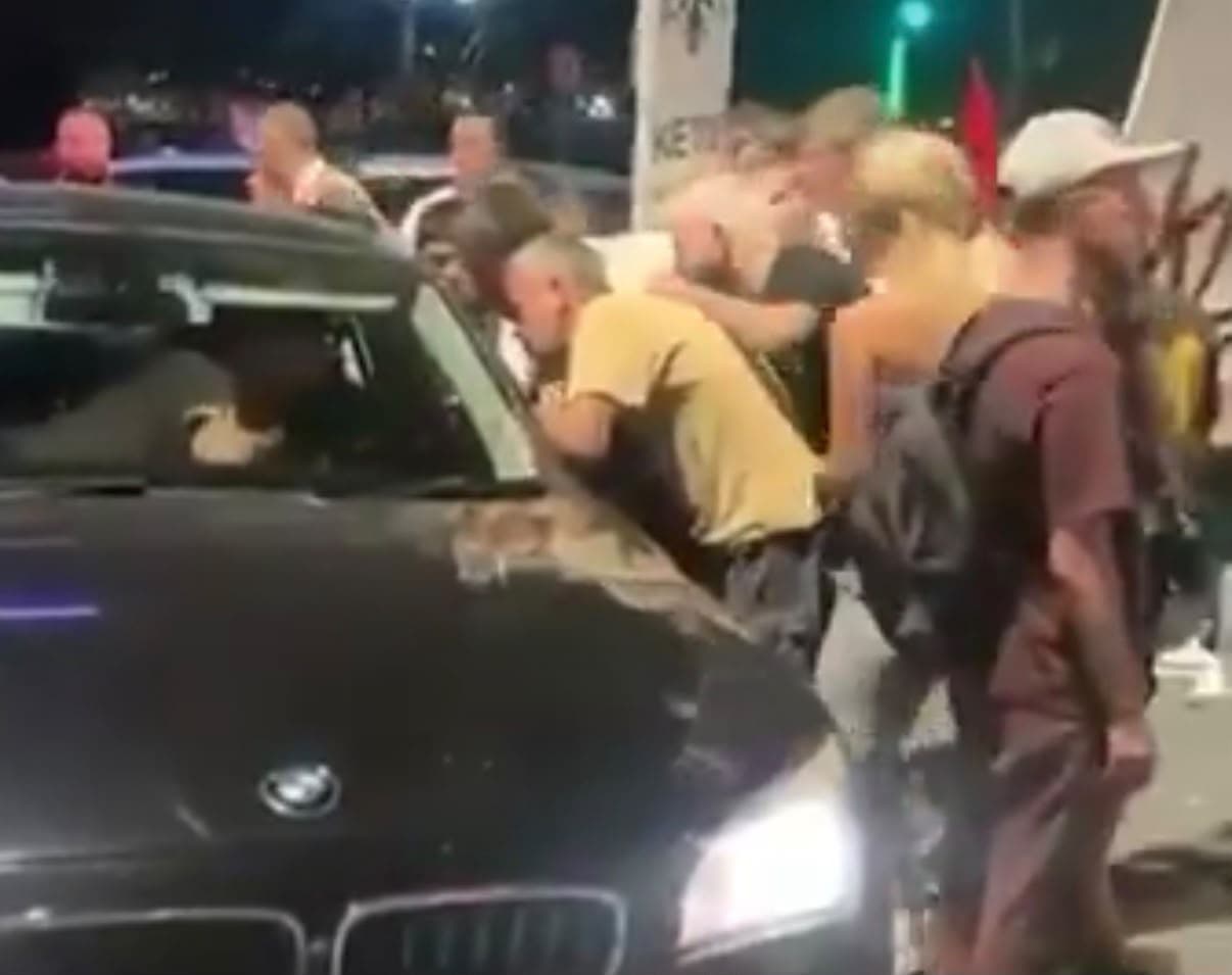 Dhunoi disa kalimtarë, arrestohet 33-vjeçari, procedohen 15 të tjerë pas tubimit në Tiranë
