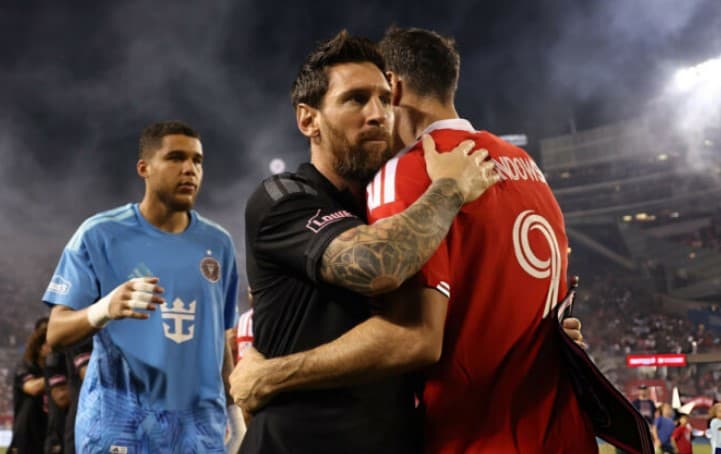VIDEO/ Messi vazhdon të shkëlqejë në SHBA, takimi special me Levandovskin, në fund ndahen në ‘paqe’!
