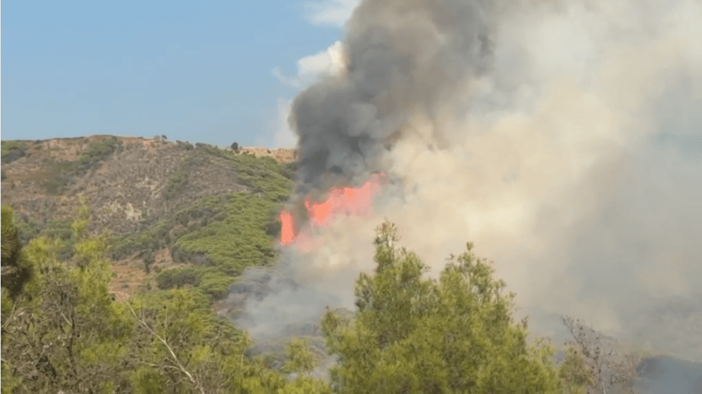 Riaktivizohet zjarri në Çërrilë të Mallakastrës, flakët po përhapen me shpejtësi