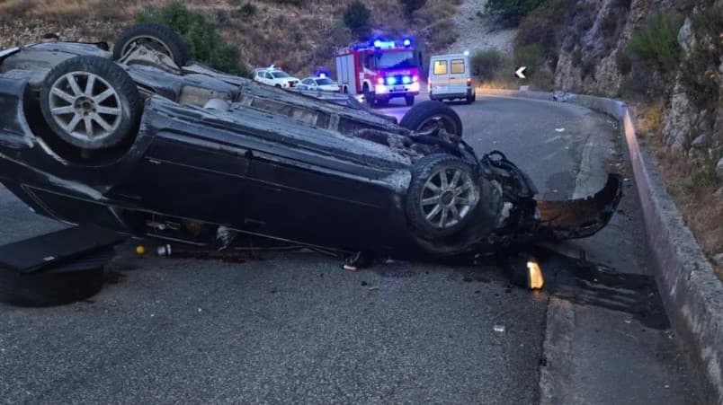 Aksident i rëndë në Himarë, automjeti përmbyset në rrugë, tre persona të plagosur