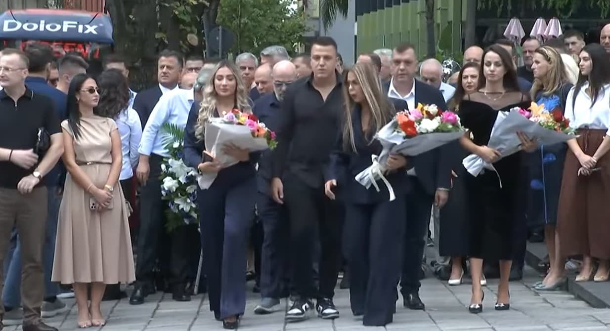 Sot 28 vite nga vrasja e Azem Hajdarit, familjarët dhe zyrtarët e PD-së bëjnë homazhe pranë memorialit!