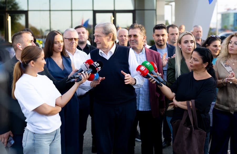 “Do përfundosh në burg! E shkatërrove PD-në”/ Qytetarët masakrojnë Berishën pas kthimit nga SHBA