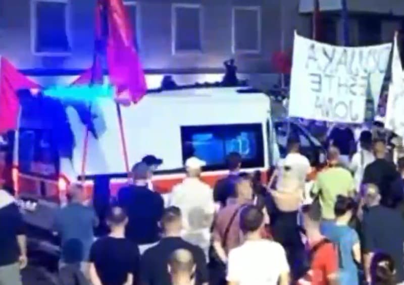 VIDEO/ Nuk i hapën rrugën, ambulanca bllokohet mes protestuesve në Tiranë