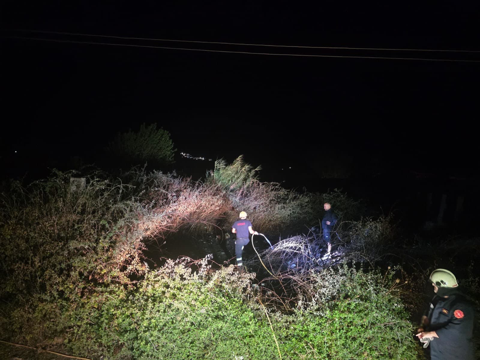 Flakët pranë stallave të lopëve në Gjirokastër, zjarrfikësit neutralizojnë zjarrin në kohë
