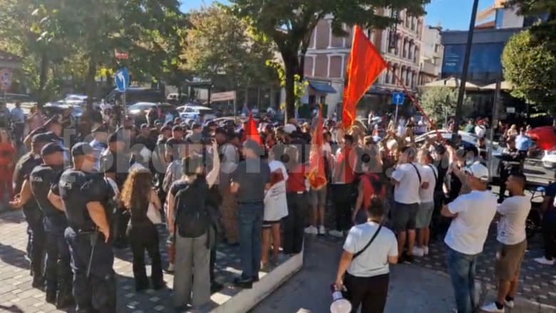 Protestuesit bllokojnë rrugët në ditën e parë të shkollës! Qindra nxënës në trafik për minuta me radhë