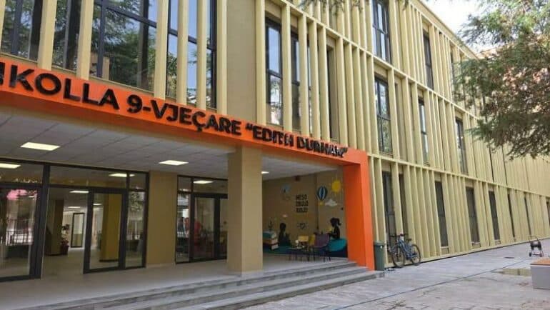 “Ka bombë në shkollë”/ Telefonata alarmon Tiranën, Antiterrori prangos autorin pas kontrolleve
