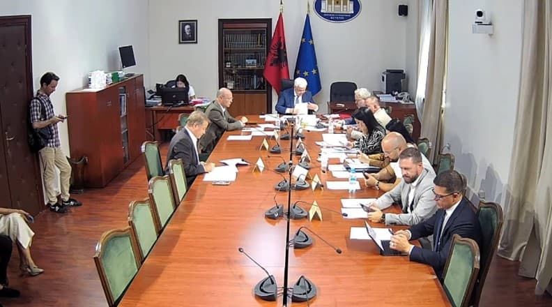 DEBATI/ Pasuritë e sekuestruara, deputeti i PD: I përdorin ish-pronarët përmes skemave! Kreu i AAPK, Xhaja: Nuk më rezulton!