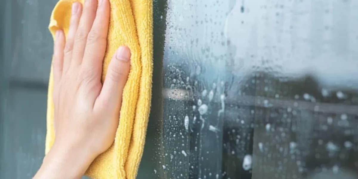 Si të hiqni në mënyrë efektive gërvishtjet nga sipërfaqet e qelqit: Provoni këto truke të thjeshta