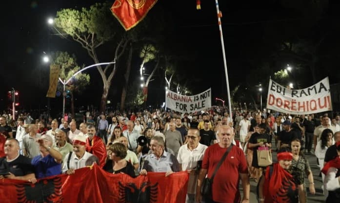 “Nesër te Parlamenti”- Dita e 109-të e protestës, dënohet vendimi i Hagës: Është një padrejtësi bazuar në dëshmi të rreme!