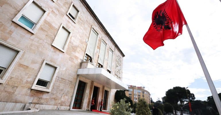 Qeveria hape thirrjen për punësimin e studentëve ekselentë, shpallen 210 vende të lira në institucionet publike!