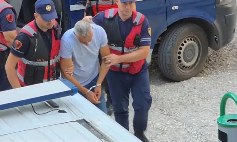 U arrestua se plagosi me drapër babanë e ish-bashkëjetueses, del para Gjykatës daja i deputetes Zegjine Çaushi