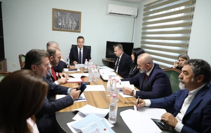 “Duhet reagim i përbashkët”- Dënimi i drejtuesve të UÇK në Hagë, Bardhi në Konferencën e Kryetarëve: Kosova s’ka nevojë që ne të bëjmë politikë