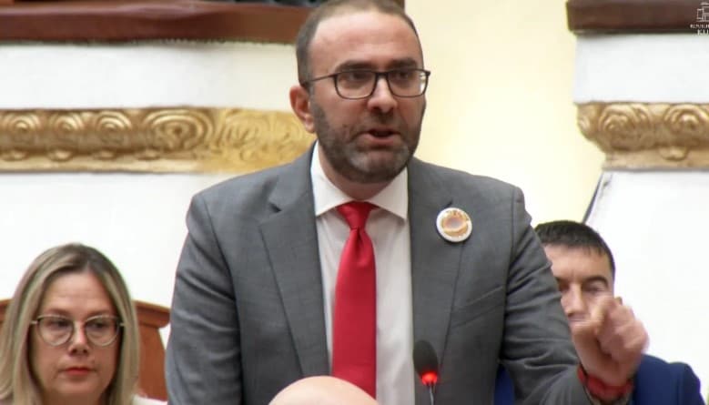 PS rrëzoi kërkesën për magjistratët, Bardhi: S’mund të tallemi me pagat e prokurorëve dhe gjyqtarëve! E përdorni Kushtetutën si letër higjienike