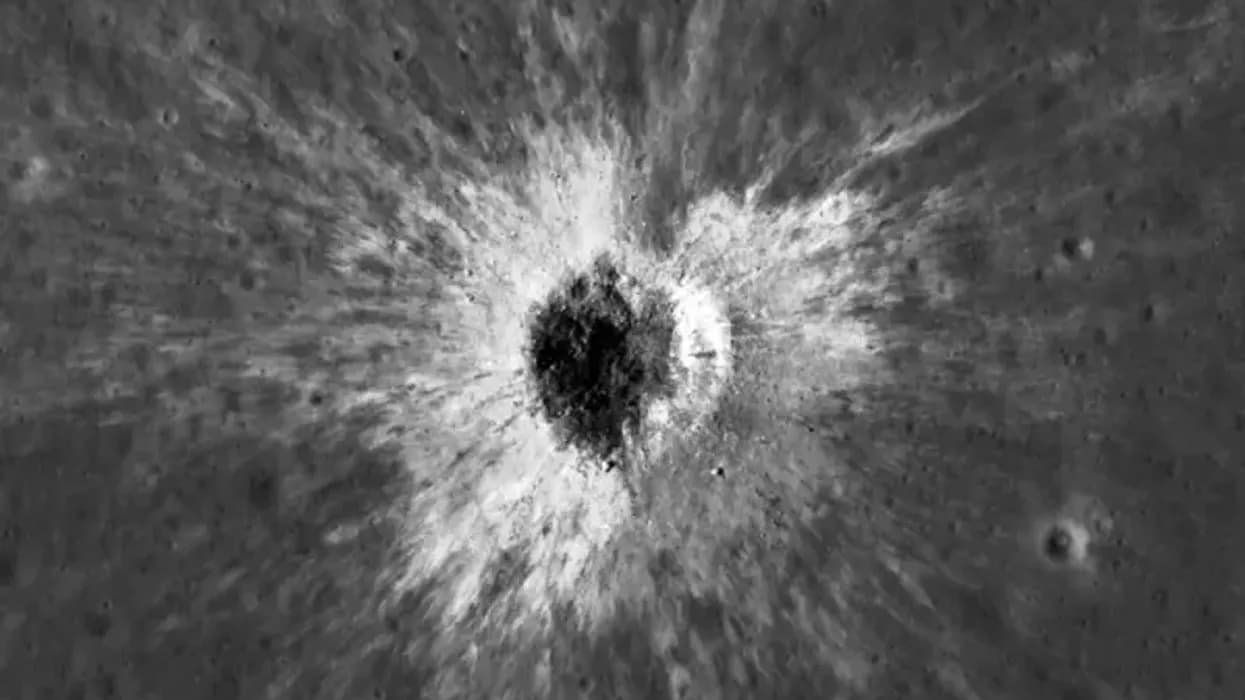 NASA zbulon kraterin gjigant në Hënë, më i madh se Koloseu i Romës