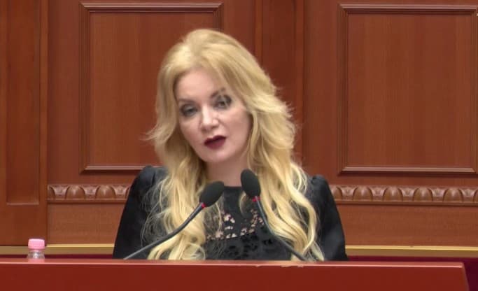 “730 komente që flisnin për varje dhe pushkatim!”- Deputetja Luarasi flet për videon e sulmit verbal: U përndoqa nga një grup që më ngjanin me pionerët e Enverit