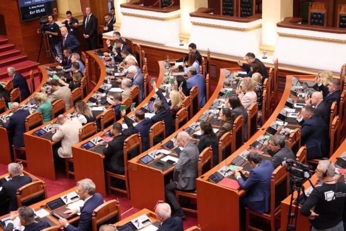 Miratohet me 84 vota projektligji për pagat e magjistratëve, hyn menjëherë në fuqi