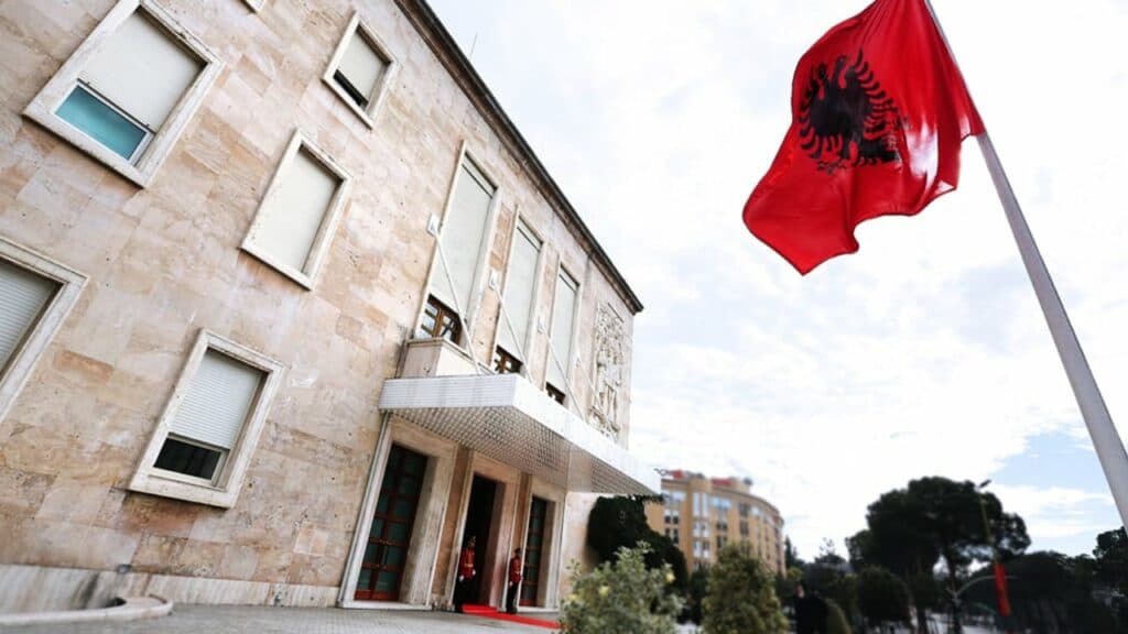 Ligji për pagat e magjistratëve! Në mesnatë u votua në Kuvend, në mëngjes u dekretua nga Presidenti, në mesditë botohet në Fletoren Zyrtare