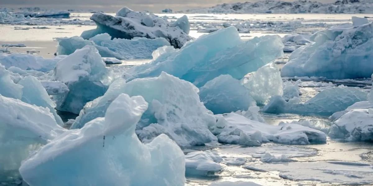 Grenlanda dhe Antarktida humbën 12.5 trilionë tonë akull